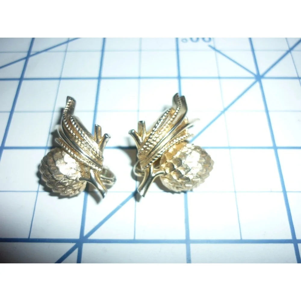 Vintage Crown Trifari Gold Tone Pinecone‎ Clip On Earrings Botanical Textured